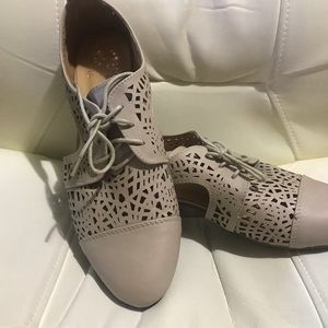 Nude cut-out oxfords